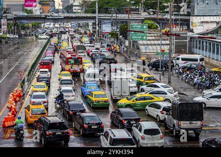 Bangkok Thailand 22. Mai 2018 Rush Hour großer Stau am regnerischen Tag im hektischen Bangkok Thailand Stockfoto