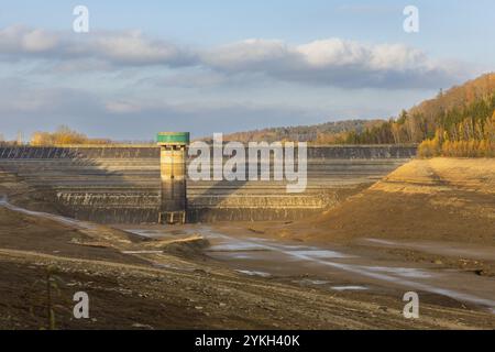 Der Staudamm Lichtenberg, das sächsische Landesdamm, hat für die anstehende Sanierung rund 8 Millionen Kubikmeter Wasser entwässert. Staumauer mit Wasser Ex Stockfoto