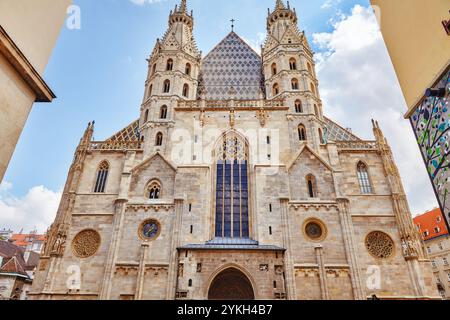 Fortbildungsangebote der St.-Stephans Basilika (besser bekannt durch seinen deutschen Titel: Stephansdom) ist die Hauptkirche der römisch-katholischen Erzdiözese von Vien Stockfoto