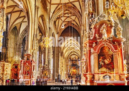 Inneres Stephansdom (Stephansdom) die Mutterkirche des römisch-katholischen Erzbistums Wien Stockfoto