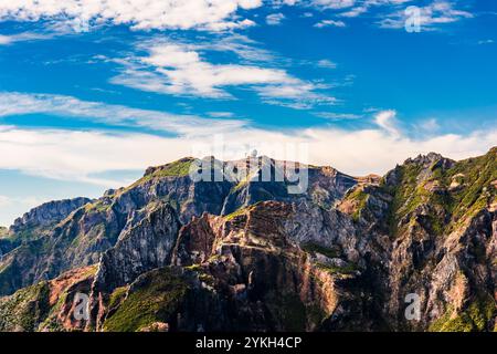 Blick nach Süden in Richtung Pico do Areeiro aus der Nähe von Pico Ruivo, Madeira, Portugal Stockfoto