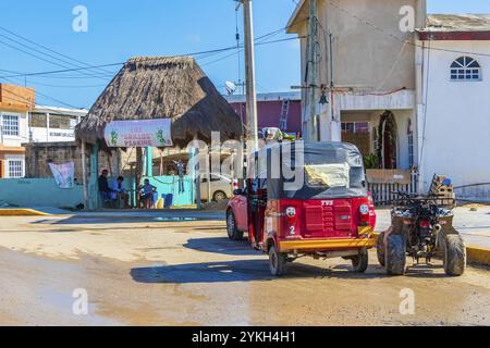 Chiquila Mexiko 21. Dezember 2021 Rotes Auto-Rikscha-Tuk-Tuk im wunderschönen Hafen von Chiquila im Dorf Puerto de Chiquila in Quintana Roo Mexiko Stockfoto