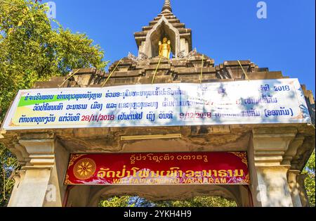 Eingangstor zum Inneren des buddhistischen Tempels Wat Phol Phao in goldener und roter Architektur, die besten erstaunlichen Tempel in Luang Prabang Laos Stockfoto