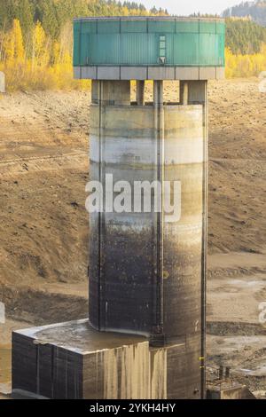 Der Staudamm Lichtenberg, das sächsische Landesdamm, hat für die anstehende Sanierung rund 8 Millionen Kubikmeter Wasser entwässert. Staumauer mit Wasser Ex Stockfoto