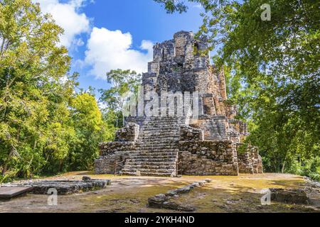 Alte Maya-Stätte mit Tempelruinen Pyramiden und Artefakte im tropischen Naturdschungel Wald Palmen und Wanderwege in Muyil Chunyaxche Qu Stockfoto