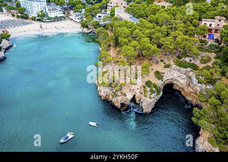 Panoramaaufnahme mit Drohne von oben über der Bucht von Cala Santanyi auf Mallorca, Spanien, Europa Stockfoto