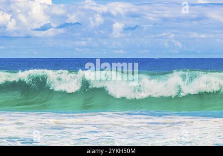 Starke Wellen am herrlichen Strand Praia de Lopes Mendes auf der großen tropischen Insel Ilha Grande in Angra dos Reis Rio de Janeiro Brasilien Stockfoto