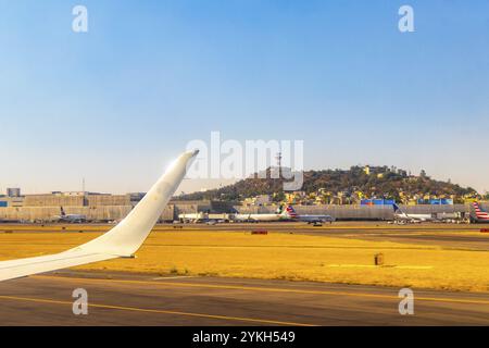 Flugzeuge auf dem Flughafengebäude und der Landebahn Aeropuerto Internacional Benito Juarez in Penon de los Banos Venustiano Carranza Mexiko-Stadt Mexiko Stockfoto