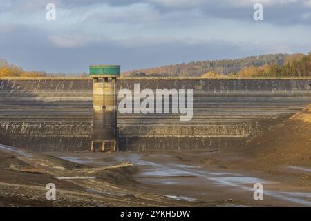 Der Staudamm Lichtenberg, das sächsische Landesdamm, hat für die anstehende Sanierung rund 8 Millionen Kubikmeter Wasser entwässert. Staumauer mit Wasser Ex Stockfoto