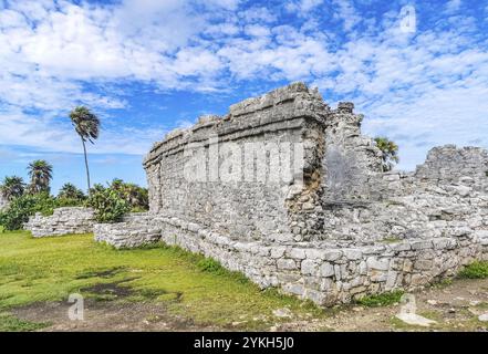 Alte Tulum Ruinen Maya-Stätte mit Tempelruinen Pyramiden und Artefakte in den tropischen natürlichen Dschungel Wald Palme und Seenlandschaft Panoramablick in Tulum Stockfoto