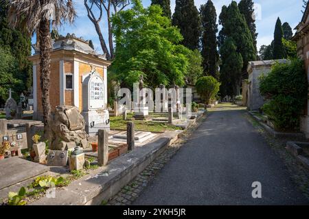 Rom, Italien - 29. Mai 2024: Dunkle Krypta Columbaria auf dem Verano Monumental Cemetery in Rom. Stockfoto