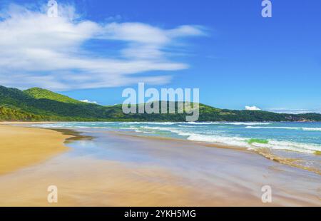 Fantastischer Praia de Lopes Mendes Strand auf der großen tropischen Insel Ilha Grande in Angra dos Reis Rio de Janeiro Brasilien Stockfoto