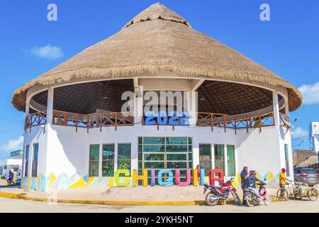 Chiquila Mexiko 21. Dezember 2021 Panoramablick auf die Landschaft im wunderschönen Puerto de Chiquila mit Booten Fähre Dorf Hafen Puerto de Chiquila 2 Stockfoto