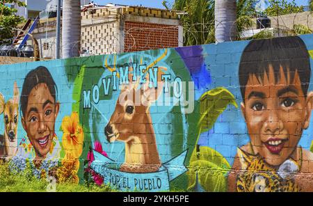 Künstlerische Wände mit farbenfrohen Tier- und Menschenmalereien und Graffiti in Playa del Carmen Quintana Roo Mexiko Stockfoto