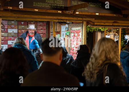 Budapest, Ungarn - 15. November 2024: Weihnachtskuchenstand. Vorosmarty Square Weihnachtsmarkt. Stockfoto