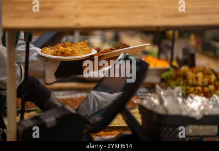 Budapest, Ungarn - 15. November 2024: Vorosmarty-Weihnachtsmarkt. Hier Werden Festliche Köstlichkeiten Serviert. Stockfoto