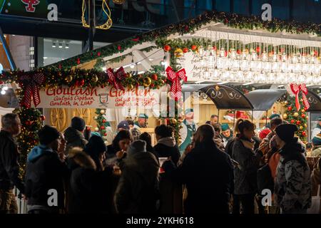 Budapest, Ungarn - 15. November 2024: Vorosmarty-Weihnachtsmarkt. Besucher, die auf dem Budapester Weihnachtsmarkt nach Goulash anstehen. Stockfoto