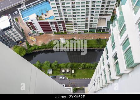 Blick von einem Wolkenkratzer auf die Architektur des Resorts in Bangkok Thailand Stockfoto