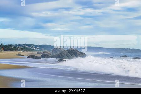 Extrem schöne riesige Surferwellen und Felsen am Strand in Zicatela Puerto Escondido Oaxaca Mexiko Stockfoto