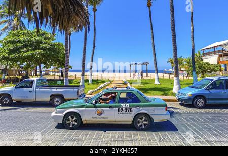 Puerto Escondido Oaxaca Mexiko 01. März 2023 farbenfroher grüner Türkis Blau Orange Gelbgold oder roter Taxiwagen in Zicatela Puerto Escondido Oaxaca Stockfoto