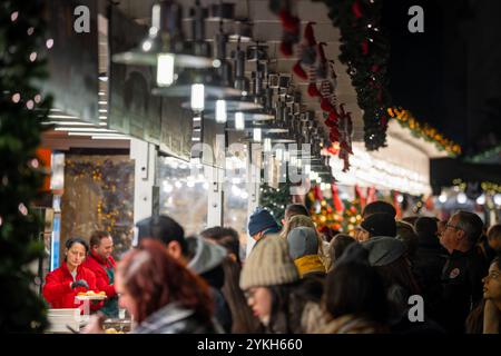 Budapest, Ungarn - 15. November 2024: Vorosmarty-Weihnachtsmarkt. Besucher, die auf dem Budapester Weihnachtsmarkt nach Goulash anstehen. Stockfoto