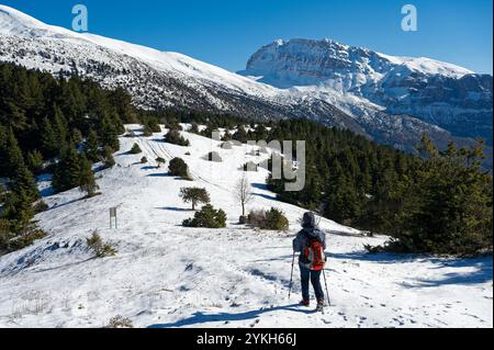 Wanderer in der Nähe des Dorfes Papigo in der Gegend von Zagori, Epirus, Griechenland im Winter Stockfoto