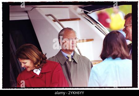 Kronprinzessin Victoria besucht Motala, Schweden. Hier sieht man Viktoria auf einem Boot in Borenshults Schleusen, Motala, Schweden. Im Bild von links: Königin Silvia und Schwedens König Carl XVI. Gustaf. Rechts: Björn Eriksson, Gouverneur Östergötland. Stockfoto