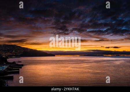 Sonnenaufgang über dem Hafen von Funchal, Madeira, Portugal Stockfoto