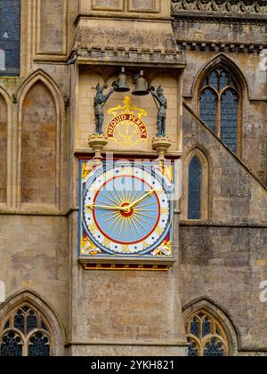 Das äußere Zifferblatt der Wells Cathedral Uhr, eine astronomische Uhr aus dem 14. Jahrhundert im nördlichen Querschiff der Wells Cathedral, Somerset England, Großbritannien. Stockfoto