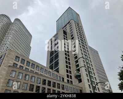 Das Zoofenster-Hochhaus, in dem sich das Waldorf Astoria Hotel befindet. Hardenbergstraße, Charlottenburg-Wilmersdorf, Berlin, Deutschland. Oktober 2023. Stockfoto