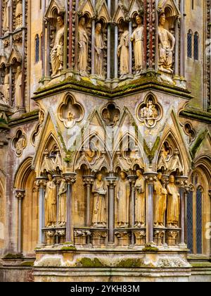 Detail der aus Stein gemeißelten Fassade der Wells Cathedral in Somerset England, einer mittelalterlichen Kathedrale im gotischen Stil und einem denkmalgeschützten Gebäude Stockfoto