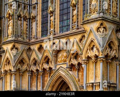 Detail der aus Stein gemeißelten Fassade der Wells Cathedral in Somerset England, einer mittelalterlichen Kathedrale im gotischen Stil und einem denkmalgeschützten Gebäude Stockfoto