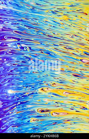 Reale Fotografie einer Seifenblasenbewegung als wissenschaftliches Experiment, das Lichtbeugung mit bunten Formen und Formen zeigt Stockfoto