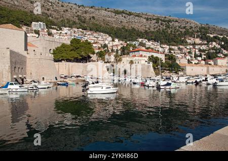 Stadtmauern, Yachthafen mit kleinen Booten und umliegenden Hügeln, Altstadt, Dubrovnik, Kroatien, Dalmatien; Europa Stockfoto