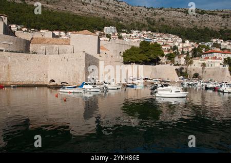 Stadtmauern, Yachthafen mit kleinen Booten und umliegenden Hügeln, Altstadt, Dubrovnik, Kroatien, Dalmatien; Europa Stockfoto