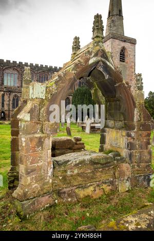 Großbritannien, England, Cheshire, Astbury, St. Mary’s Churchyard, Altes Venables-Grab Stockfoto