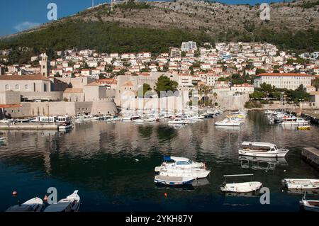 St. Lukas Turm und Stadtmauern mit Blick auf den Jachthafen, Altstadt, Dubrovnik, Dalmatien, Kroatien, Europa Stockfoto