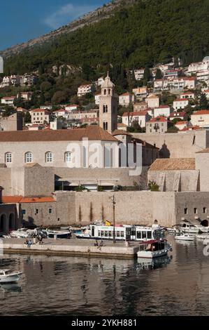 St. lukas Turm und Stadtmauern mit Blick auf den Jachthafen, Altstadt, Dubrovnik, Dalmatien, Kroatien, Europa Stockfoto