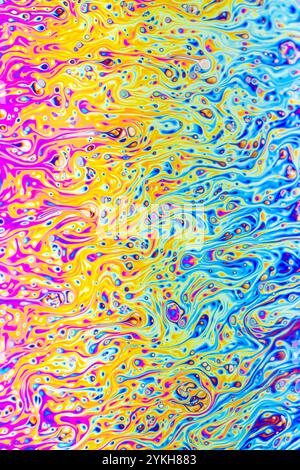 Reale Fotografie einer Seifenblasenbewegung als wissenschaftliches Experiment, das Lichtbeugung mit bunten Formen und Formen zeigt Stockfoto
