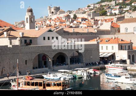 Alter Hafen, Café/Restaurant, Marina mit kleinen Booten und umliegenden Hügeln, Altstadt, Dubrovnik, Kroatien, Dalmatien; Europa Stockfoto