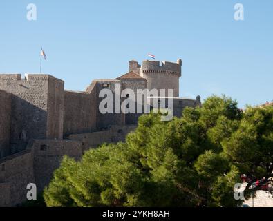 Blick auf die Festung entlang der Stadtmauern, Dubrovnik, Dalmatien. Kroatien, Europa Stockfoto