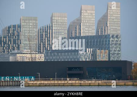 Blick auf die Greenwich Peninsula, wo sich heute am 5. November 2024 in London, Großbritannien, eine Reihe von Hochhäusern befinden. London Docklands ist das Flussgebiet und ehemalige Hafengebiet im Osten und Südosten Londons in den Stadtteilen Southwark, Tower Hamlets, Lewisham, Newham und Greenwich. Die Docks waren früher Teil des Hafens von London. In den 1980er Jahren, nachdem die Docks geschlossen wurden, wurde das Gebiet verfallen und die Armut war weit verbreitet. Die Regeneration der Docklands begann im Laufe des Jahrzehnts und wurde vorwiegend für gewerbliche und private Zwecke umgebaut. Stockfoto