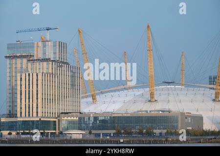 Blick auf die O2 Arena, ehemals Millennium Dome auf der Greenwich Peninsula, wo sich heute am 5. November 2024 eine Reihe von Hochhäusern in London, Großbritannien, befindet. London Docklands ist das Flussgebiet und ehemalige Hafengebiet im Osten und Südosten Londons in den Stadtteilen Southwark, Tower Hamlets, Lewisham, Newham und Greenwich. Die Docks waren früher Teil des Hafens von London. In den 1980er Jahren, nachdem die Docks geschlossen wurden, wurde das Gebiet verfallen und die Armut war weit verbreitet. Die Regeneration der Docklands begann im Laufe des Jahrzehnts und wurde vorwiegend für kommerzielle Zwecke umgebaut Stockfoto