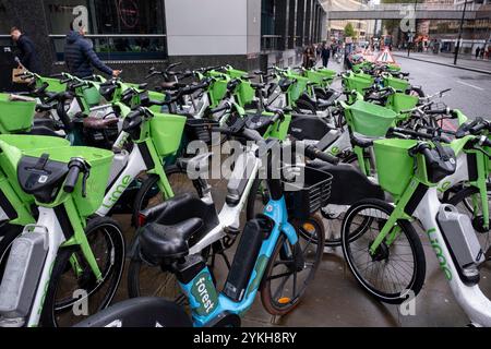 Kalk-Elektrofahrräder parkten am 8. Oktober 2024 auf dem Bürgersteig in London, Großbritannien. Ein Fahrrad-Sharing-System oder Bike-Sharing-Programm ist ein gemeinsamer Transportservice, bei dem Fahrräder für die gemeinsame Nutzung durch Einzelpersonen gegen Gebühr zur Verfügung stehen. Die Programme selbst umfassen sowohl Docking- als auch docklose Systeme. Stockfoto