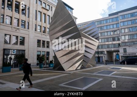 Am 8. Oktober 2024 in London, Großbritannien, spazieren die Menschen vorbei an Paternoster Vents, einer großen öffentlichen Skulptur am Paternoster Square in der City of London. Paternoster Vents, auch bekannt als Angels Wings des Künstlers Thomas Heatherwick, ist eine Skulptur aus Edelstahl aus dem Jahr 2002, die auf der Paternoster Lane installiert wurde. Die Skulptur dient der Belüftung einer unterirdischen elektrischen Unterstation. Stockfoto