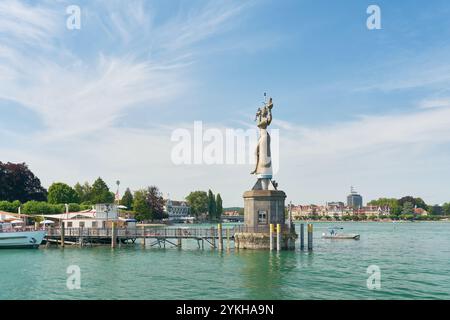 Hafeneingang der Stadt Konstanz am Bodensee, Bodensee in Deutschland mit der Imperia von weitem sichtbar Stockfoto
