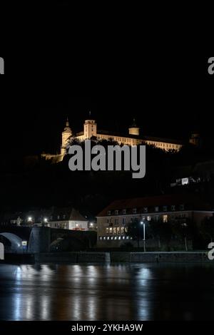 Beleuchtete Festung Marienberg über der Stadt Würzburg am Main in Deutschland bei Nacht Stockfoto