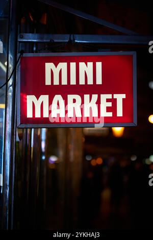 Beleuchtete Werbung für einen Minimarkt, Late-Night-Shop mit verlängerten Öffnungszeiten in der Altstadt von Prag in der Tschechischen Republik bei Nacht Stockfoto