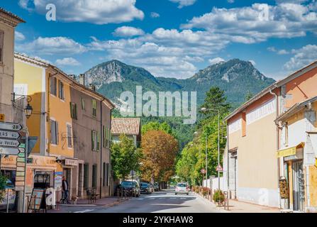 Castellane, Frankreich, liegt in den Alpen-de-Haute-Provence an der Kreuzung der Route Napoleon. Stockfoto