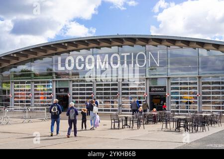 Locomotion Darlington – Menschen, die die Haupthalle des Eisenbahnmuseums Locomotion Shildon nahe Darlington County Durham England Großbritannien GB Europa betreten Stockfoto